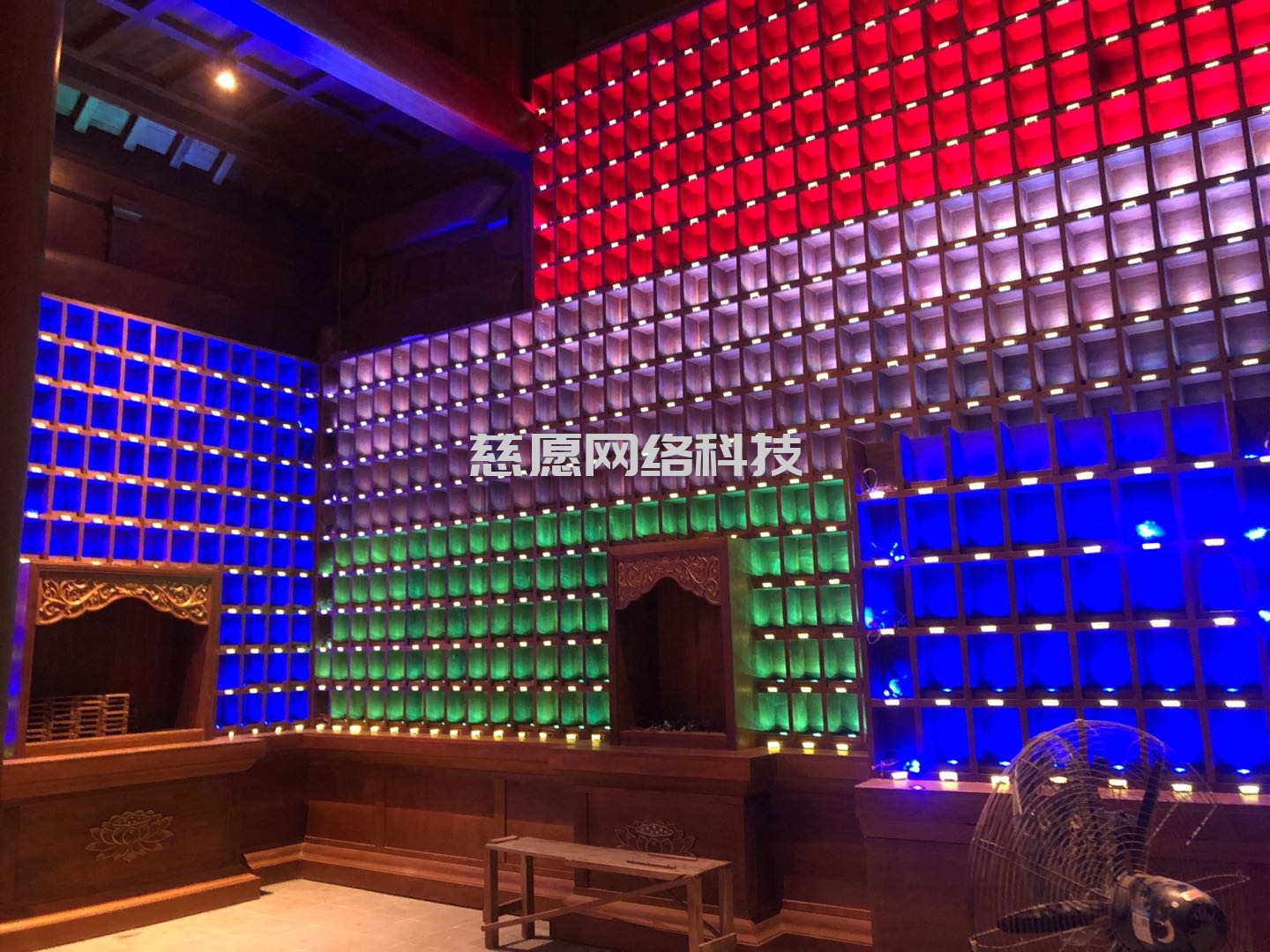 慈愿智能萬佛墻和光明燈為什么要設(shè)計(jì)成32種可變顏色燈板，3種顏色的公示姓名牌？